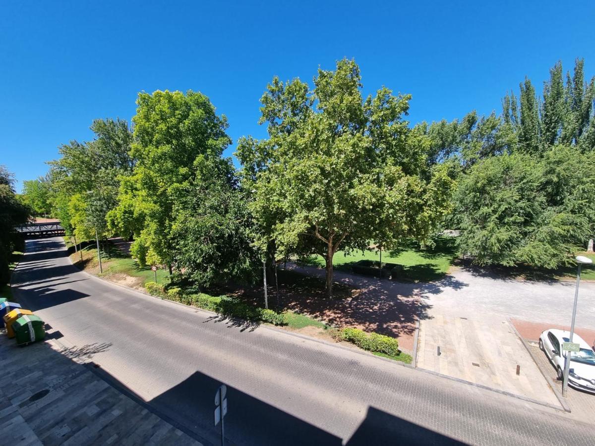 Un Rincon Con Vistas Al Parque Wifi Junto A Catedral By Apartamentos Логроньо Экстерьер фото
